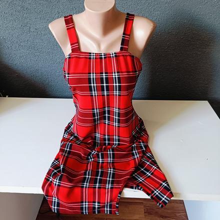 Červené kockovane saty, s