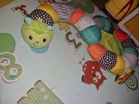 Infantino vankúš húsenica, 