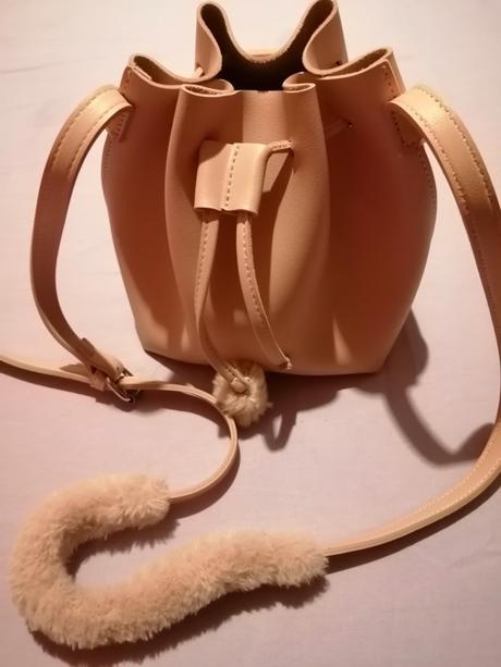 Ruzova kabelka, reserved