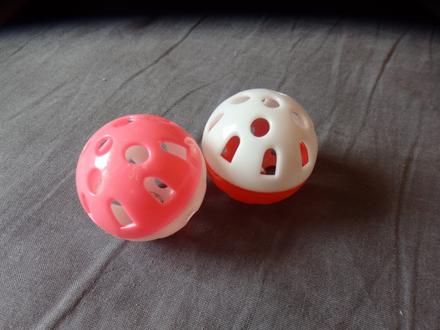 2 ks guličky na hranie pre mačku,