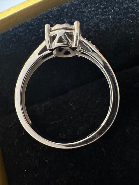 Prsteň z bieleho zlata 14k s diamantmi zn. izlato,