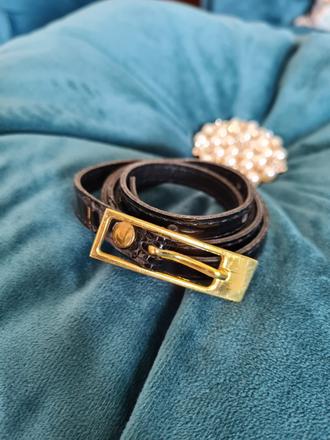 Tenký čierno zlatý opasok,