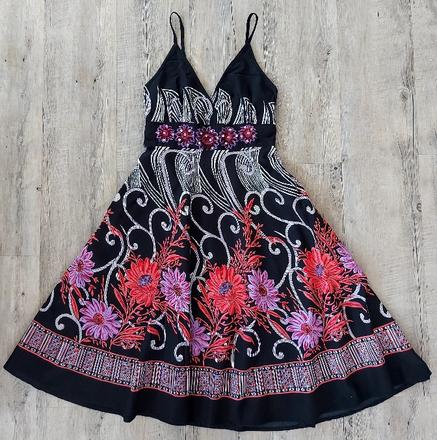 Čierne kvetinové šaty, l