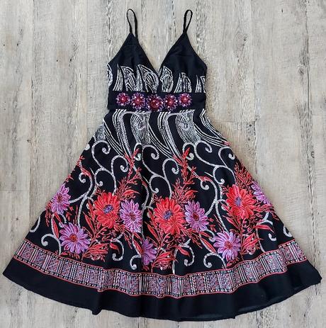 Čierne kvetinové šaty, l