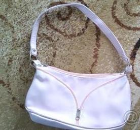 Kabelka bledoružová so zipsovou ozdobou,