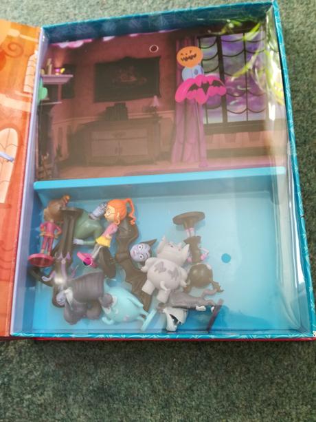 My busy book vampirina, 