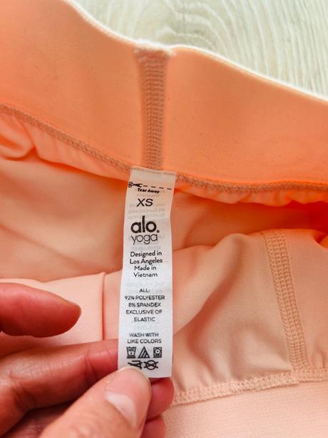 Krásny marhuľkový skort značky alo yoga, pc 98 eur, xs