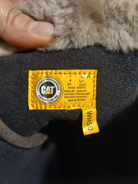 Čižmy caterpillar, 37