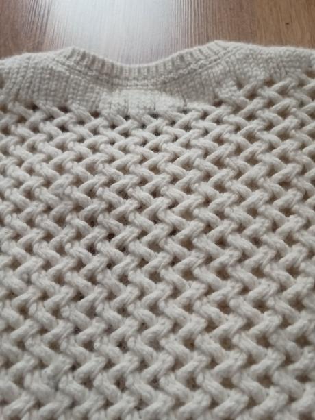 Kvalitný sveter cream pc 60 eur, s