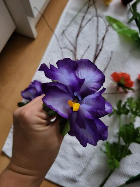 Umelé kvety+košík +vtáčik, 