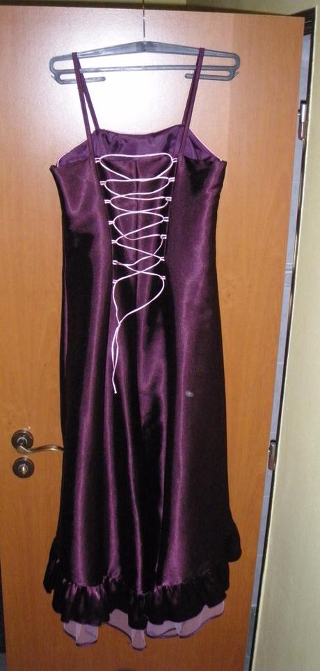 Šaty s poštovným, 36