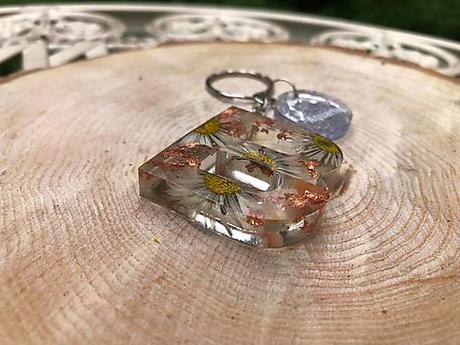 Ručne vyrobené živicové kľúčenky, 