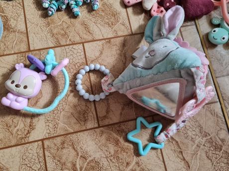 Hrkálky a hračky na kočík,