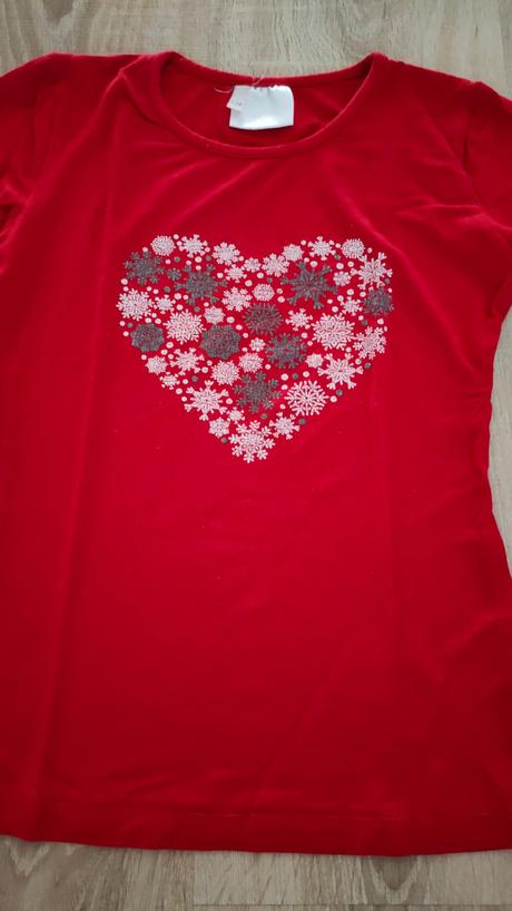 Krásne červené vianočné tričko, 134
