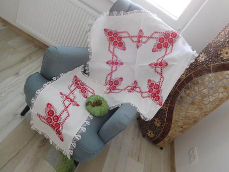 Červená ručná výšivka na bielom podklade,