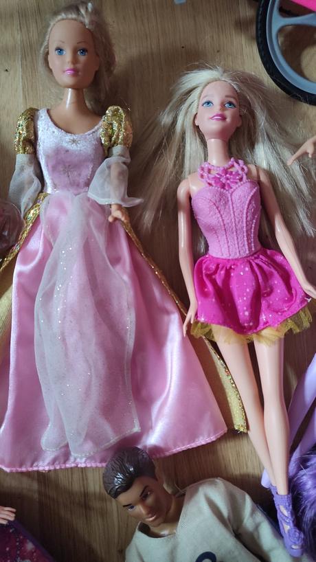 Barbie nábytok + bábiky barbie, 