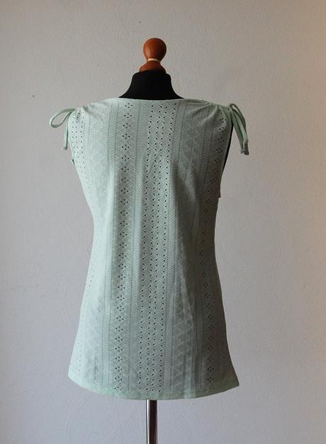 Mentolové tielko s dierovaným vzorom a gombíkmi, m