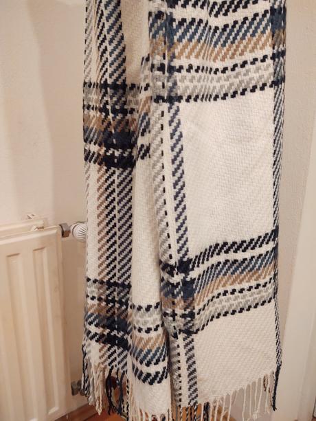 Biely károvaný šál, 