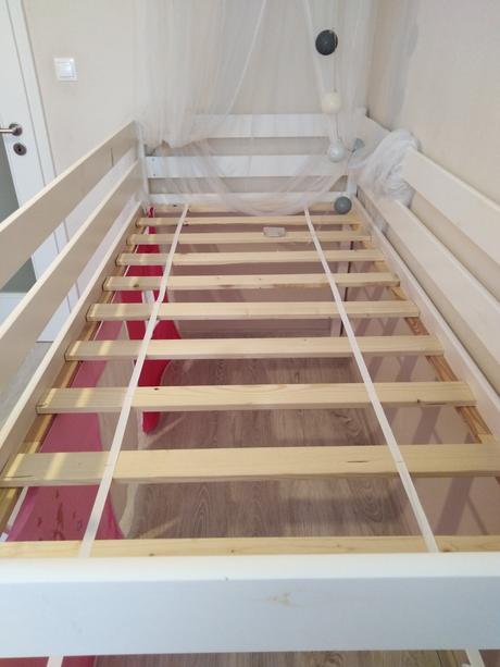 Nábytok aj s vyvýšenou posteľou do študentskej izb,