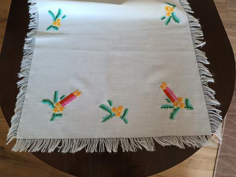 Ručné vyšívaný vianočný obrus,
