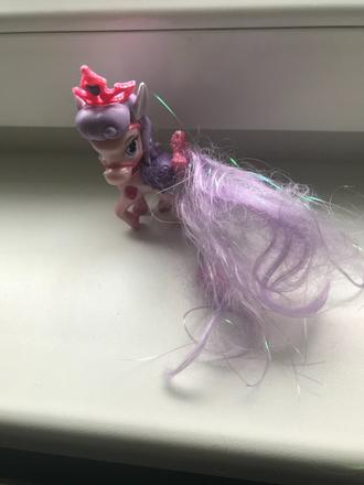 Konik výška 8cm a dlžka 5 cm,