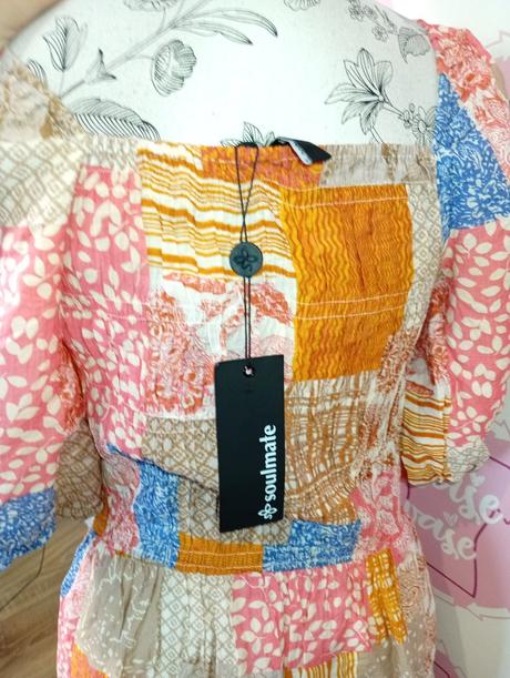 Nové vzorované šaty, s