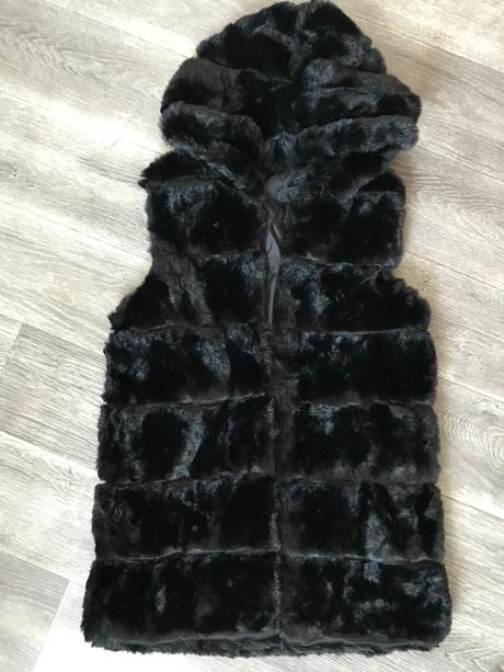 Dlhšia kožušinková vesta s kapucňou, s