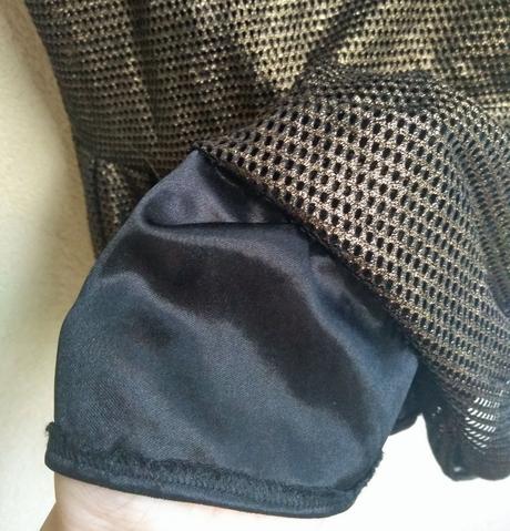 Zlaté šaty s volánom, s