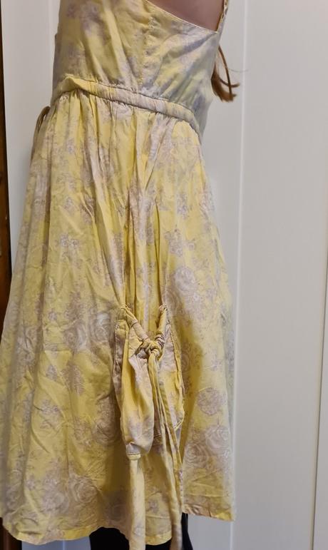 Žlté šaty, s