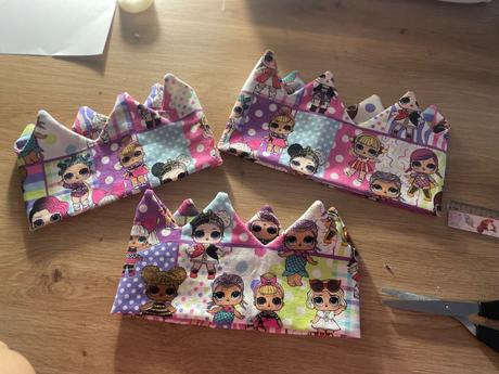 Detské čiapky a korunky,