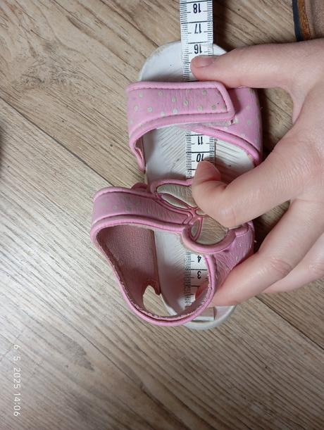 Ľahké sandále, 25