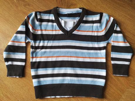 Sveter s falošným tričkom, 110