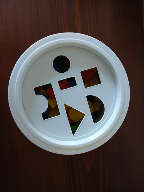 Farebné kocky vovedierku s prestrkávacím vrchnákom, 