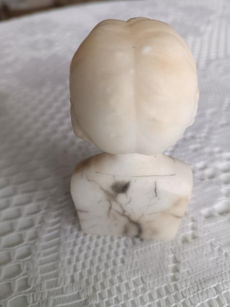 Mramorová busta boženy němcovej, 