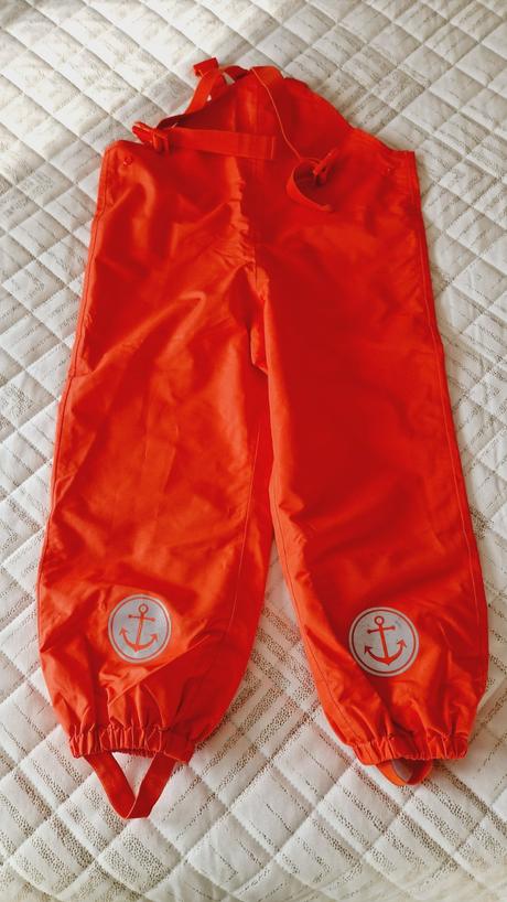 Nohavice do dažďa, 110