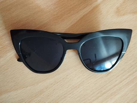 Čierne slnečné okuliare,