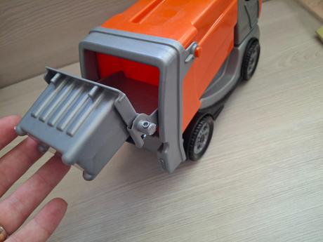 Oranžové smetiarske auto,