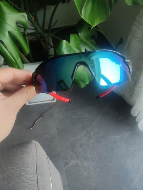 Športové slnečné okuliare,