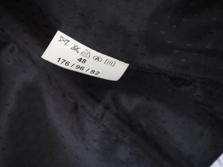 Tmavosivá vesta, 48