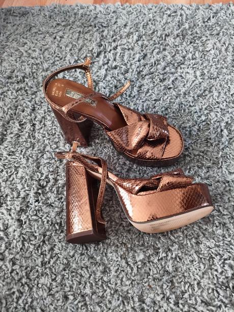 Sandalky, 37