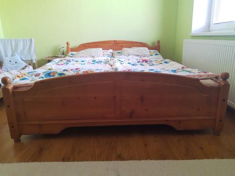 Masívna drevená posteľ, 