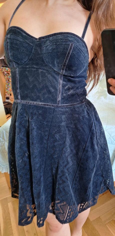 Zamatove korzetove saty, hollister,m