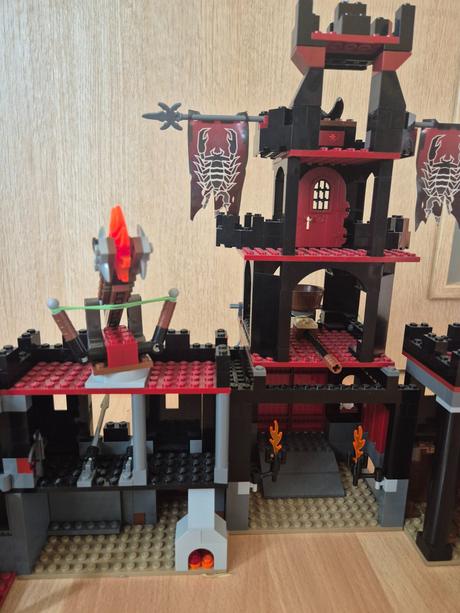 Lego 8877 vladek's dark fortress, 