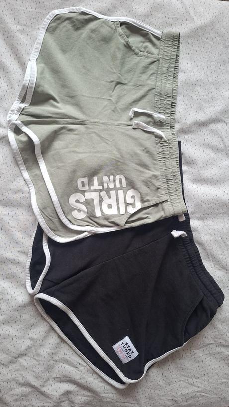 Dvoje dievčenské shortky, 158