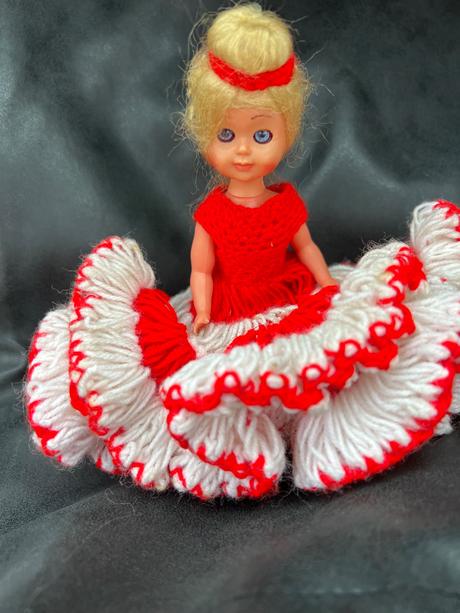 Starozitna mala babika s klipkacimi ocami a rucne,