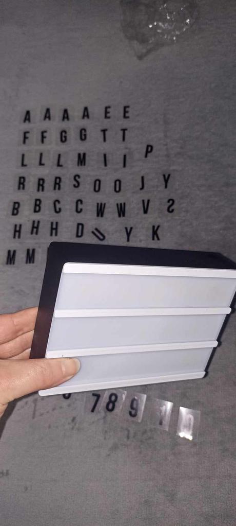 Tabuľka svietiaca s písmenkami,