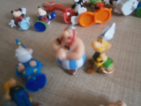 Kinder hračky(cena za ks), 