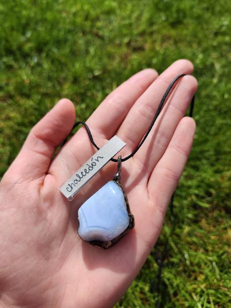 Chalcedón prívesok,