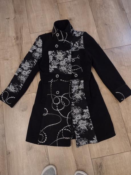 Vyšívaný kabát, s