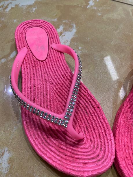 Šľapky s kamienkami, 36